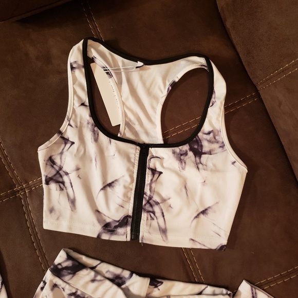 Athletic wear matching top and bottom - Picture 2 of 2